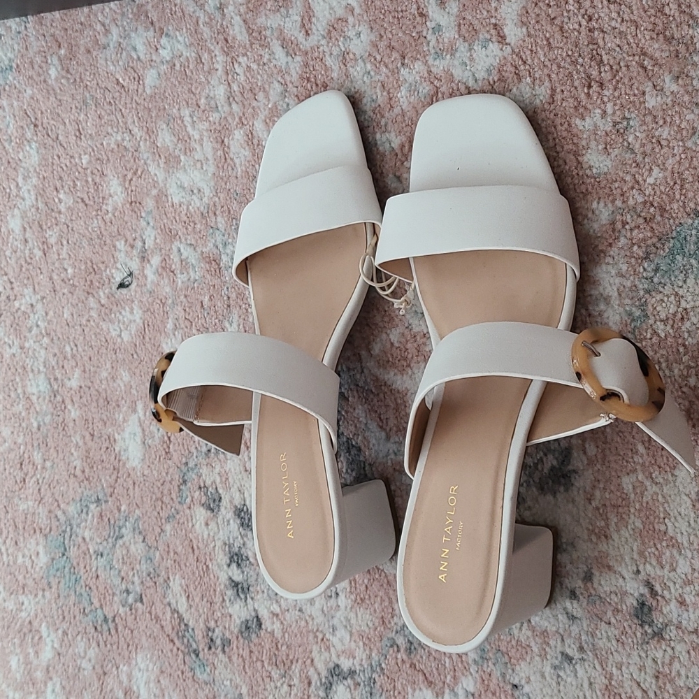Ann Taylor Factory white leather heeled shoe size 7. Never worn.